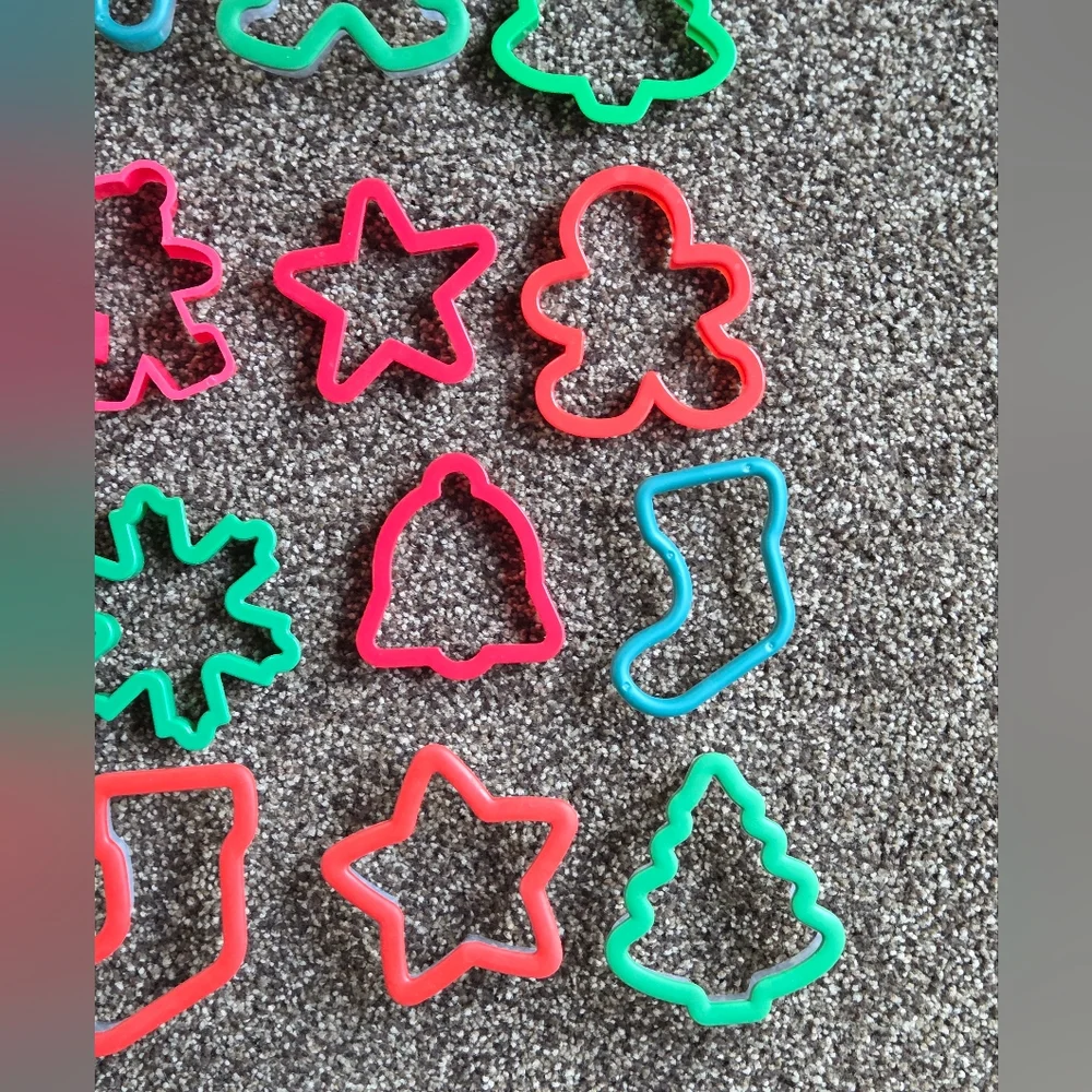 Lot of 25 Plastic HOLIDAY Christmas Cookie Cutters Stocking Snowman Gingerbread
